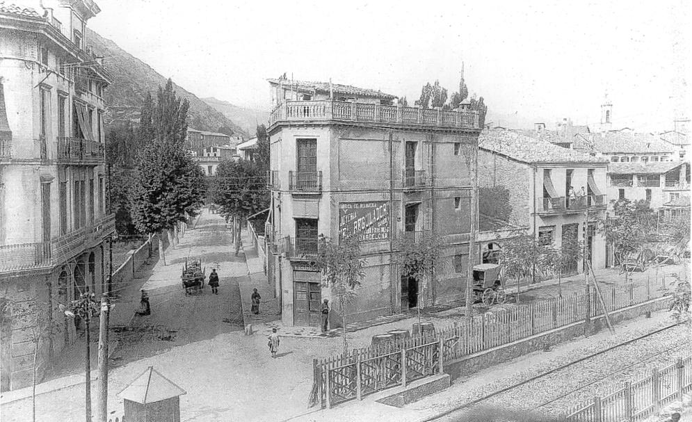 Vista de l'encreuament del carrer Macià Bonaplata amb El Passeig de Sant Joan